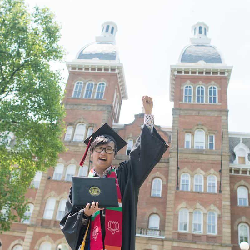 5月18日，毕业典礼结束后，学生们与家人和朋友在Old Main外合影留念, 2019 on the campus of Washington &amp; Jefferson College.